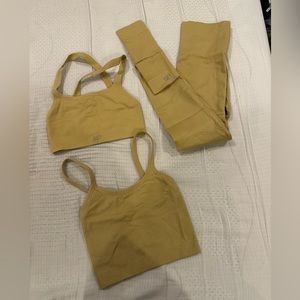 Setactive sculptflex set with leggings and bras. Color is ginger.
